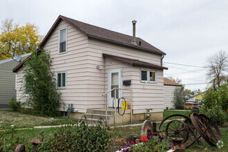 Building Photo - 3 Bedroom house with Garage!