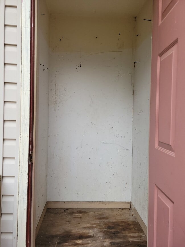 Building Photo - Section 8 accepted!!! "Charming 2-Bedroom Haven in the Heart of Decatur – Your Perfect Urban Retr...