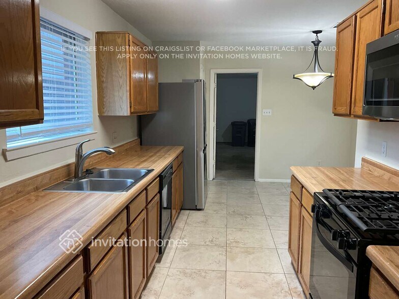 Building Photo - 16751 Summer Dawn Ln