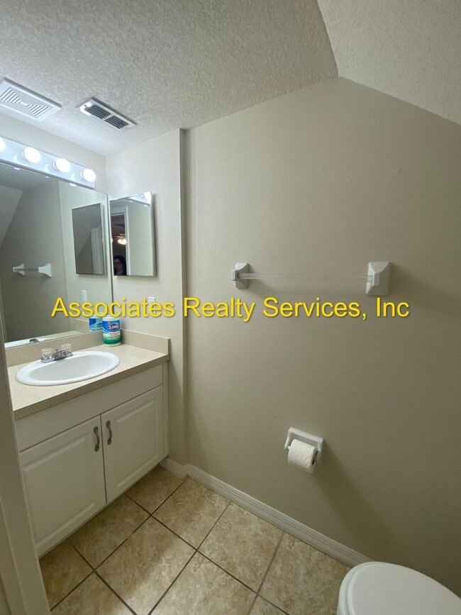 Building Photo - 2bed/2.5 bath condo in Hailey Gardens behind Butler Plaza! **NO PETS**