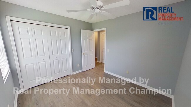 Building Photo - 3 BD/2 BA Upper Unit Condo in Hawthorne Park
