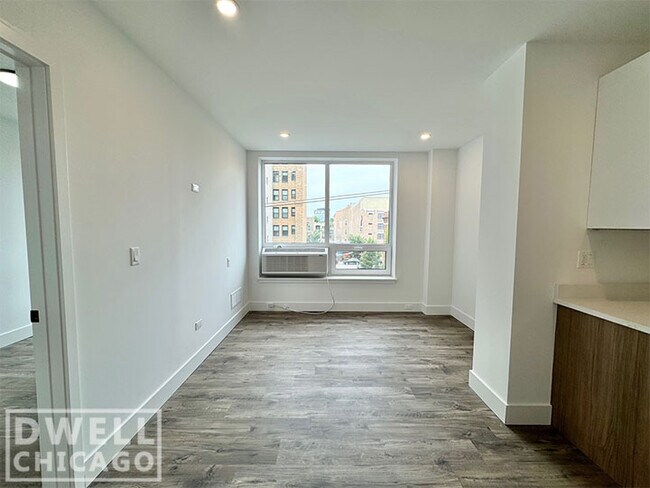 Building Photo - 901 W Carmen Ave