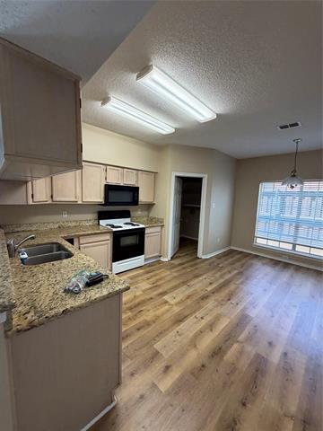 Building Photo - 706 Willow Oak Dr