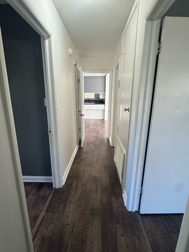 Building Photo - 1504 Lambard Dr