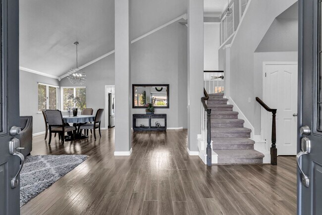 Building Photo - 2435 Pinehurst Ct