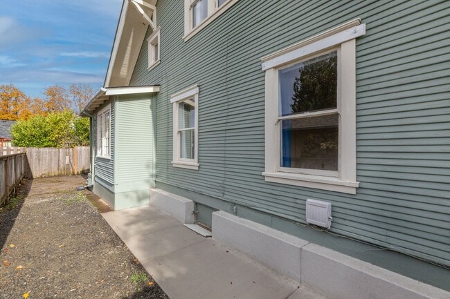 Building Photo - Bright 2 bed, 1 bath in fantastic SE locat...