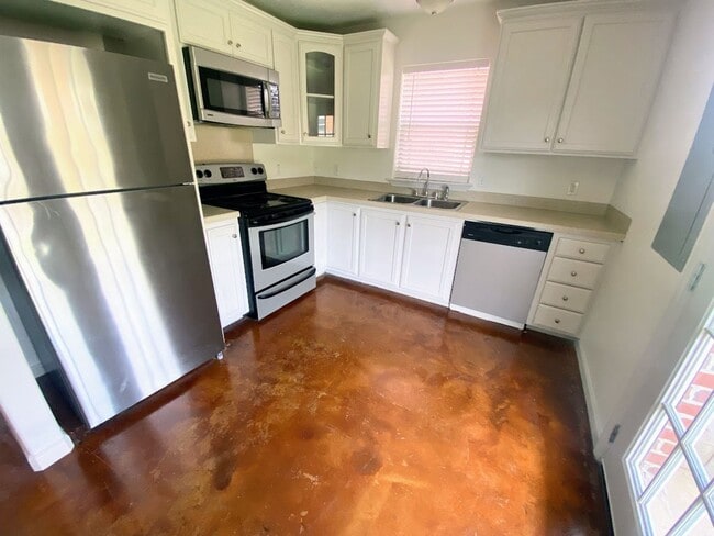 Building Photo - 2-Bed, 2.5-Bath Townhouse Near McNeese State University