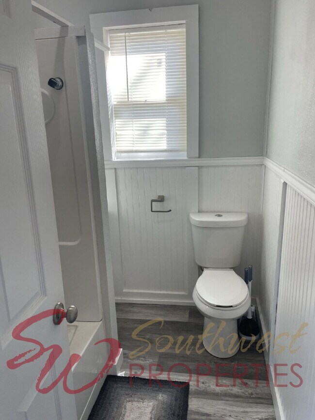 Building Photo - Recently Updated Home with Open Layout + Fenced Backyard!