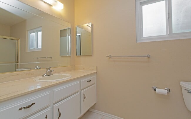 Building Photo - Beautiful 3 Bedroom Carlsbad Home!