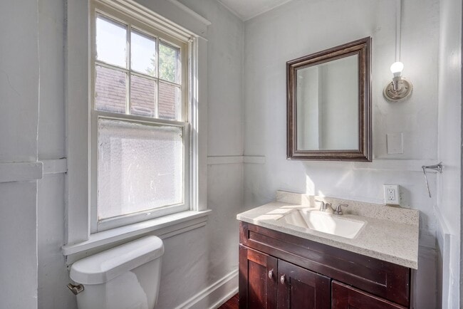 Building Photo - Spacious 3 Bedroom, 1.5 Bathroom with large Porch and Backyard