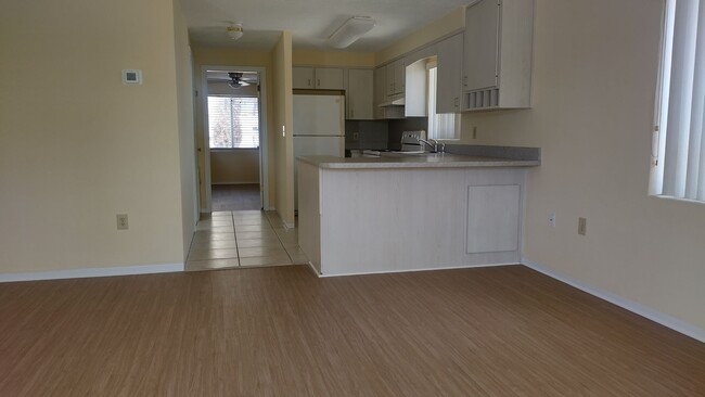 Building Photo - 1 bedroom, 1 bathroom end unit condo beach...