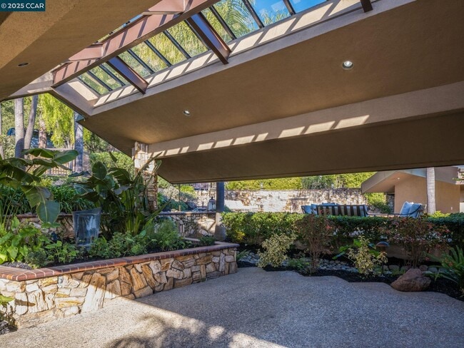Building Photo - 21 Deer Oaks Ct