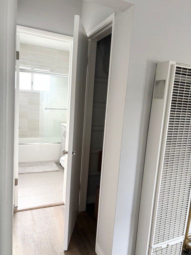 Building Photo - 2727-2741 Abbot Kinney Blvd