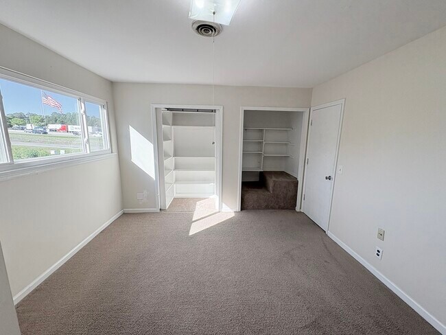 Building Photo - 240 Jamil Rd