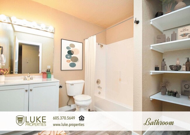 Building Photo - 405 S Sycamore Ave