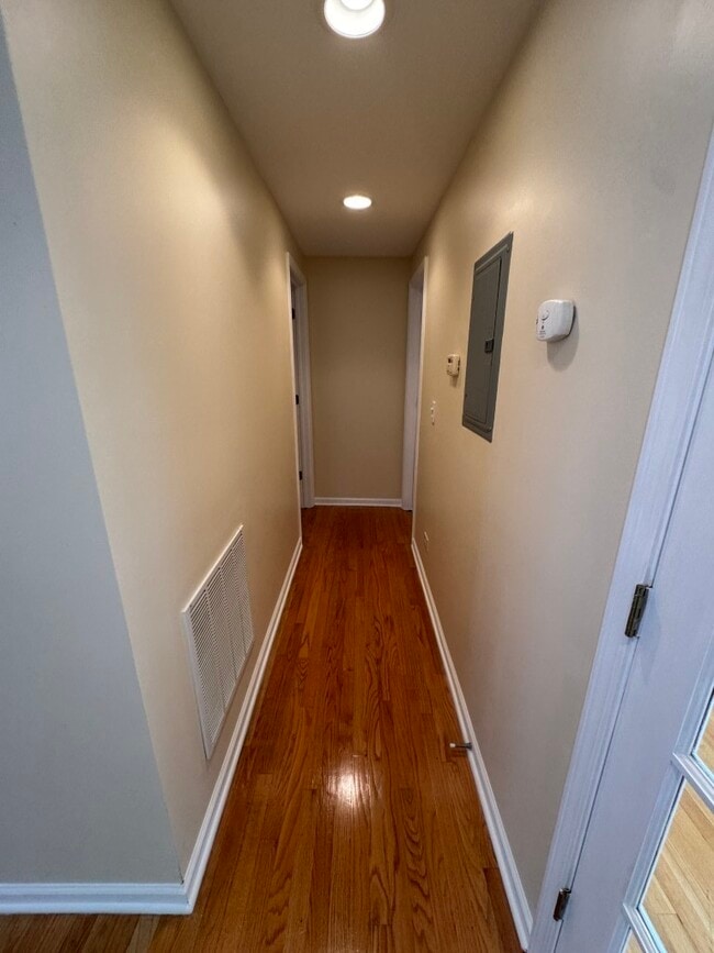 Building Photo - 2553 W Ardmore Ave
