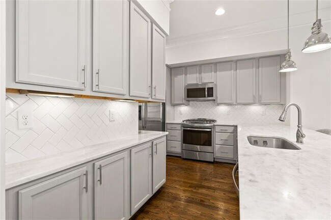 Building Photo - 821 Virginia Park Cir NE