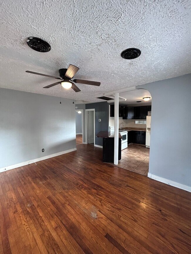 Building Photo - Available Now! | Charming 2 Bed, 1 Bath