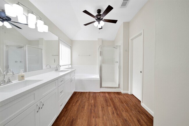 Building Photo - 1427 Redwood Village Cir