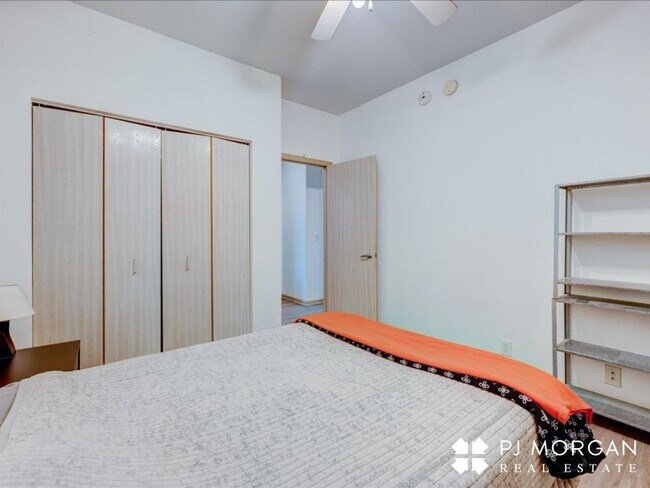 Building Photo - Great downtown location!