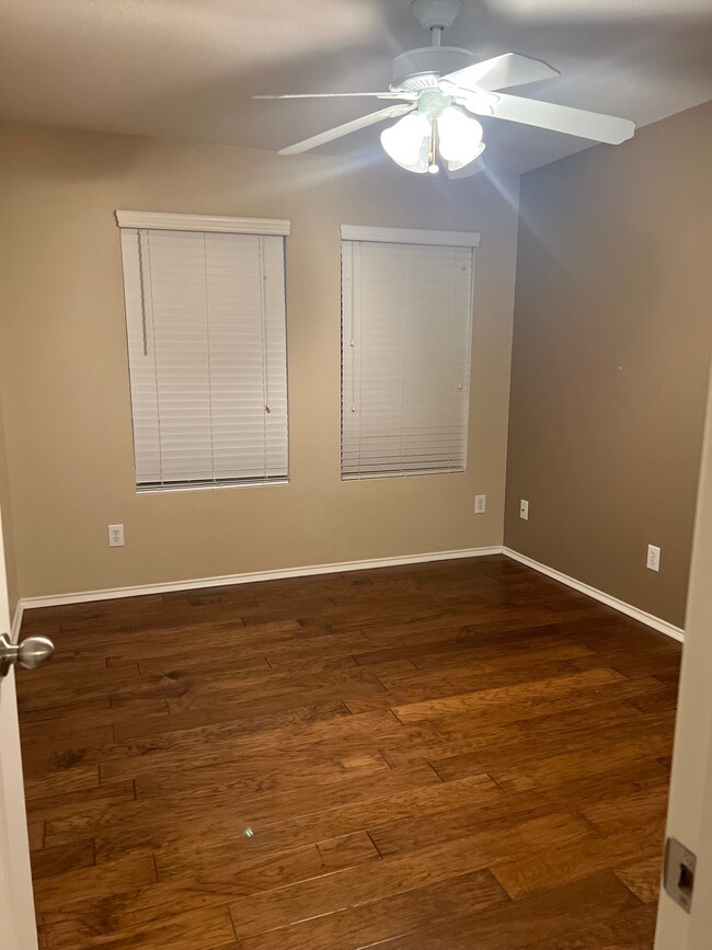 Guest Bedroom - 27002 Rustic Cabin