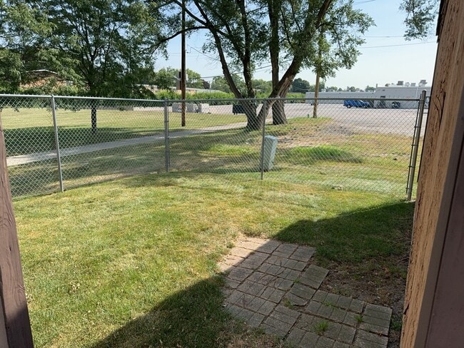 Building Photo - 311 Lilac Ln