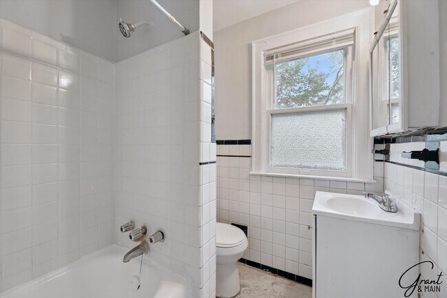 Building Photo - $1250 3 bedrooms