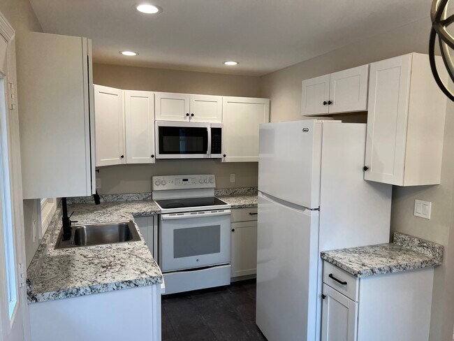 Eat-In-Kitchen - 121 Marshall Dr