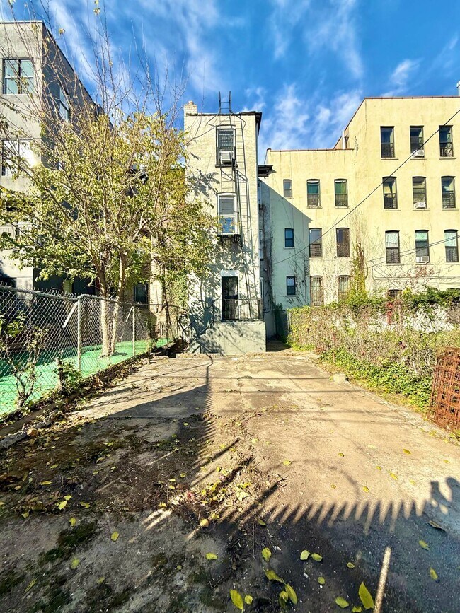 Building Photo - 1072 Putnam Ave