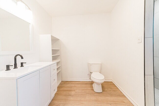 Building Photo - Spacious 3/2 with 2 Living Areas!