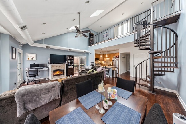 Building Photo - 811 W Superior St