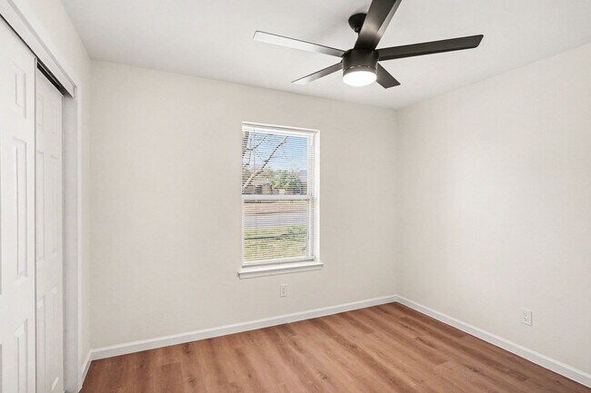 Building Photo - Move In Ready Home with Modern Updates Throughout
