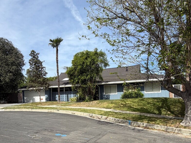 Building Photo - 5301 Dubois Ave