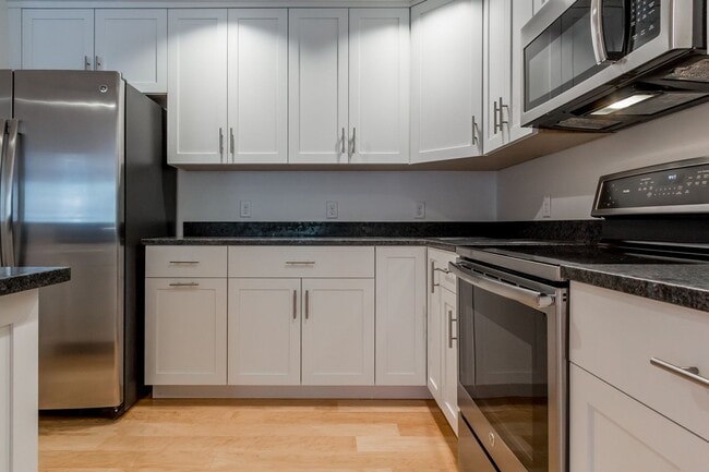 Building Photo - 1BR/1BA - Beautiful Updated Condo in Downtown Portland