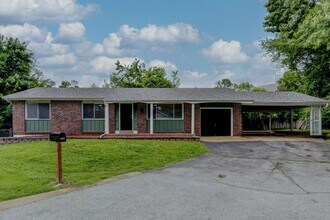 Building Photo - Beautiful renovated three bedroom house