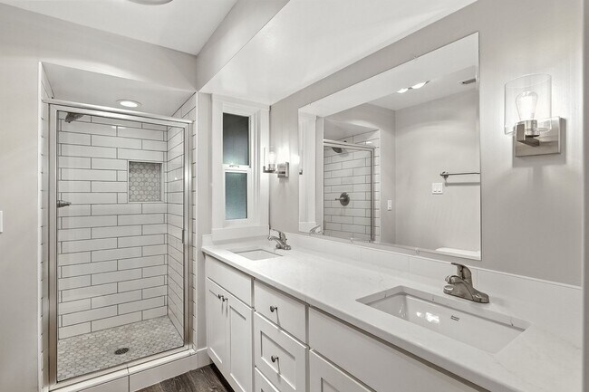 Building Photo - Beautifully Remodeled One Level 3 Bedroom,...