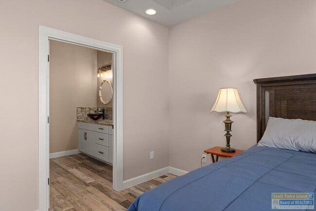 Building Photo - 618 N Shore Dr