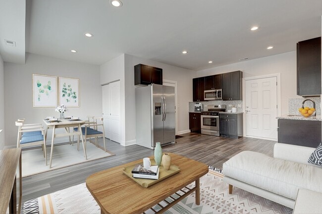 Building Photo - 4176 W Montrose Ave