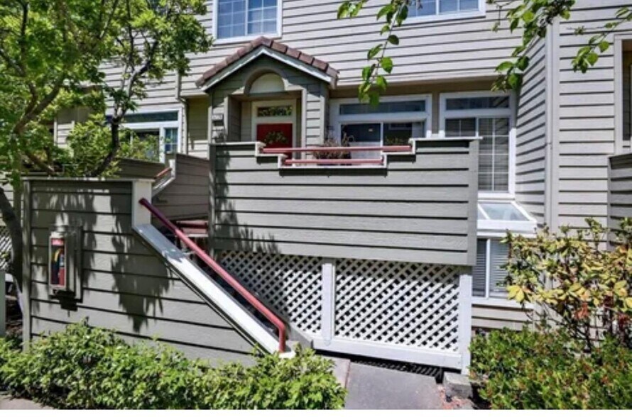 Building Photo - 522 Porpoise Bay Ter
