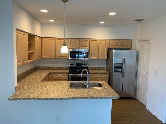 Building Photo - 3/2.5/1 Spacious Townhome