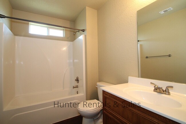 Building Photo - Spacious Two-Bedroom!