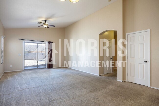 Building Photo - Great Home, Location and Move-In Ready!