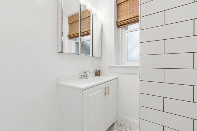 Building Photo - Beautiful Ghent Condo for Rent !
