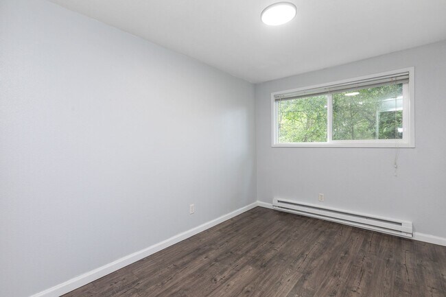 Building Photo - 6118 Kenwood Dr