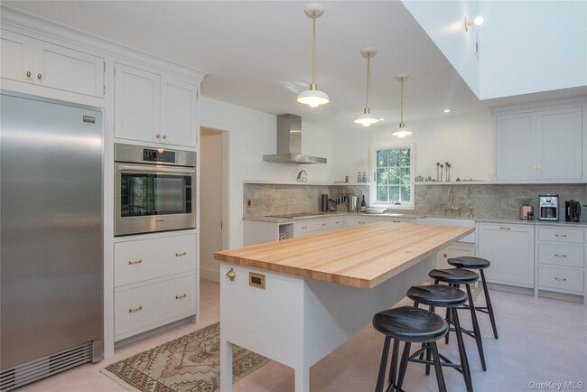 Building Photo - 210 Robinson Ln