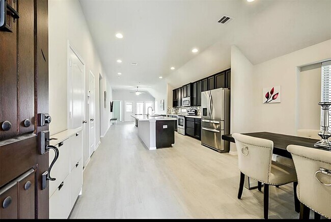 Building Photo - 20711 Winghaven Dr