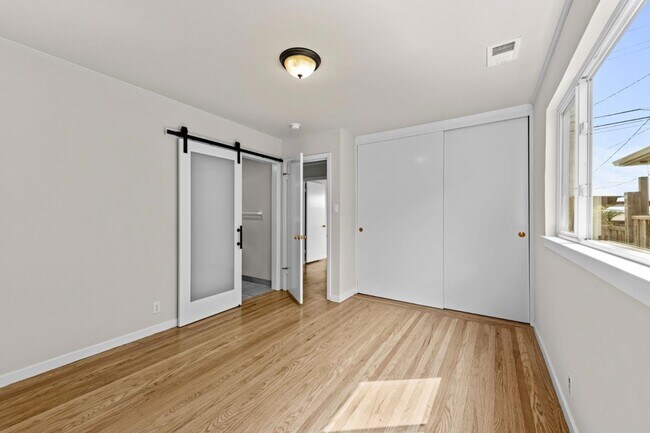 Building Photo - 526 Redwood Ave