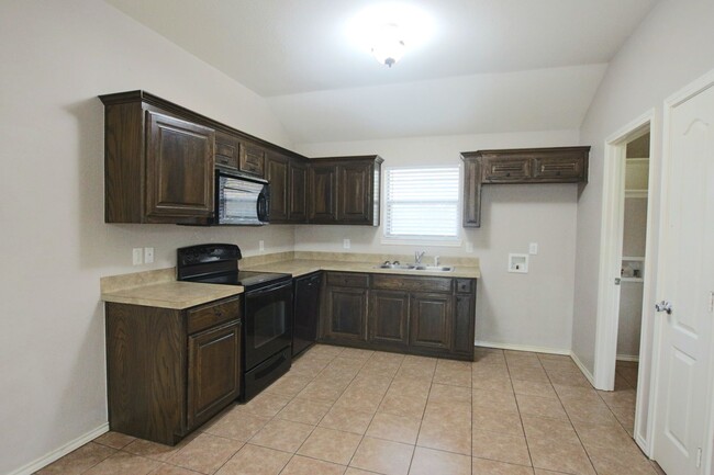 Building Photo - 3 Bedroom Duplex for Rent in Lindale! Tour...