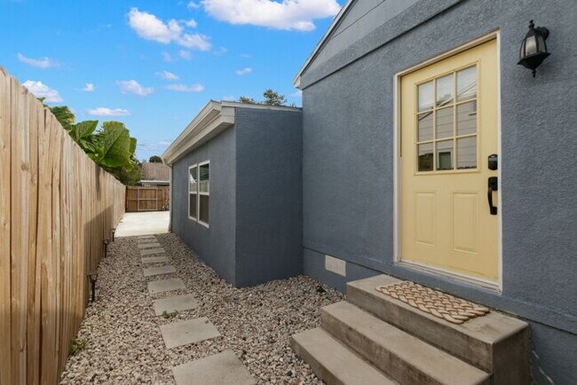 Building Photo - FULLY FENCED Home For Rent in St Petersburg!