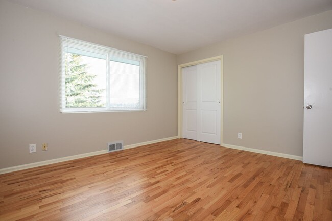 Building Photo - Spacious and Updated 4 Bedroom with Stunni...